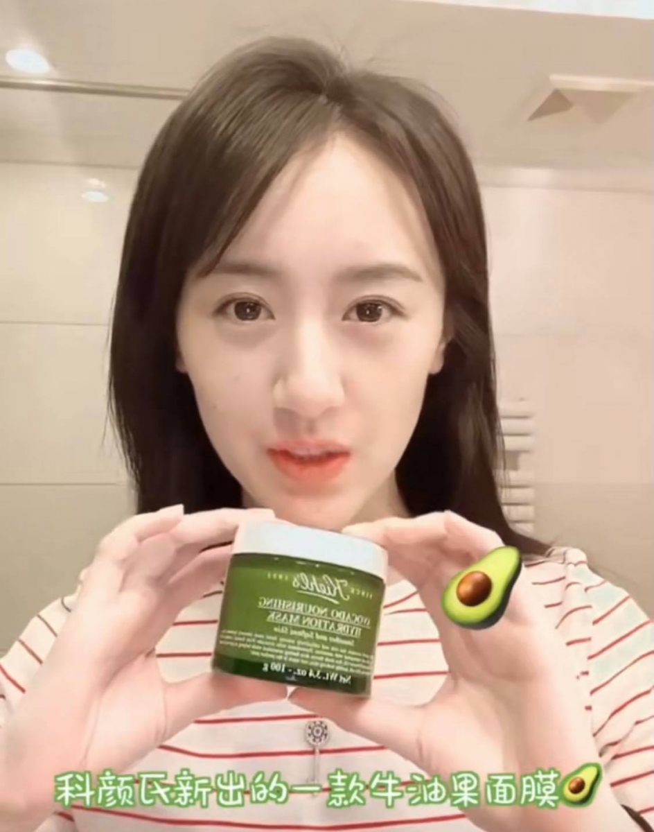 Kiehl's 牛油果面膜 Avocado Nourishing Hydrating Mask 干皮星人绝对要入手的一款保湿滋润型牛油果面膜!内里蕴含丰富牛油果萃取和月见草冷翠油,有着很棒的补水滋润效果,可以修护干渴和受损肌肤屏障。出演《琉璃》女主角璇玑的新晋女神袁冰妍也曾在小红书推荐过它,表示敷完10-15分钟后肌肤明显变得透亮水嫩,很有“水光肌”即视感呢! 这款涂抹式面膜的用法比较特别;用小勺子或手指挖出适量面膜后,在手里加几滴水融合在一起摁一摁让它乳化再上脸。更正确的使用方式是,先在小碗里将挖出来的一小勺面膜捣得细腻一些,呈糊状后均匀涂抹上脸。清洗过程中也可以轻柔打圈按摩一下促进肌肤吸收面膜里的精萃,给肌肤注入深层滋养。