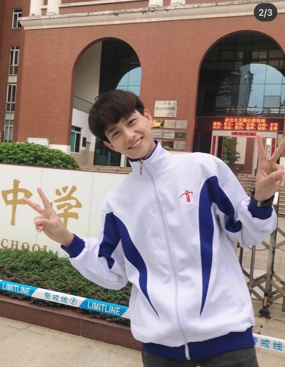 95年生的这位高中数学老师少年感气质和笑颜特别有魅力,不止外型不输给抖音上的鲜肉小哥哥们,还被网民大赞很有明星相「这样的长相不出道真的太可惜啦」!据网民透露这位帅气数学老师本名陈凯洲,是广州市第一中学的临聘教师,因为一则《广州市一中65后高中数学老师》的微博曝光其照片后人气暴涨,外型颇有校园偶像剧男主角的Feel。