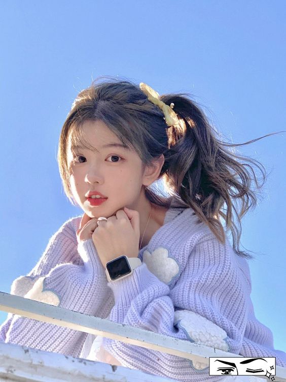 变丑坏习惯 3 :摄入高糖分食物 如果脸上总是有痘痘消不尽的问题,或是明明吃得很少却总是体重下不去,可以先试试反省和改正一下自己的饮食习惯。高糖分饮食不止包含碳酸饮料、奶茶、甜品,还有白米饭、白面包和饼干,也是让你不知不觉摄入了高糖分的元凶!大量糖分会带走体内维生素B,缺乏了维生素B容易让肌肤出现炎症反应,痘痘自然就找上门了~大量糖分也会使肌肤出现糖化症状,引发毛孔粗大、加剧松弛衰老、暗沉等「危肌」。因此日常生活饮食中尽量减少高糖分摄入,多摄取粗粮和低GI食物。