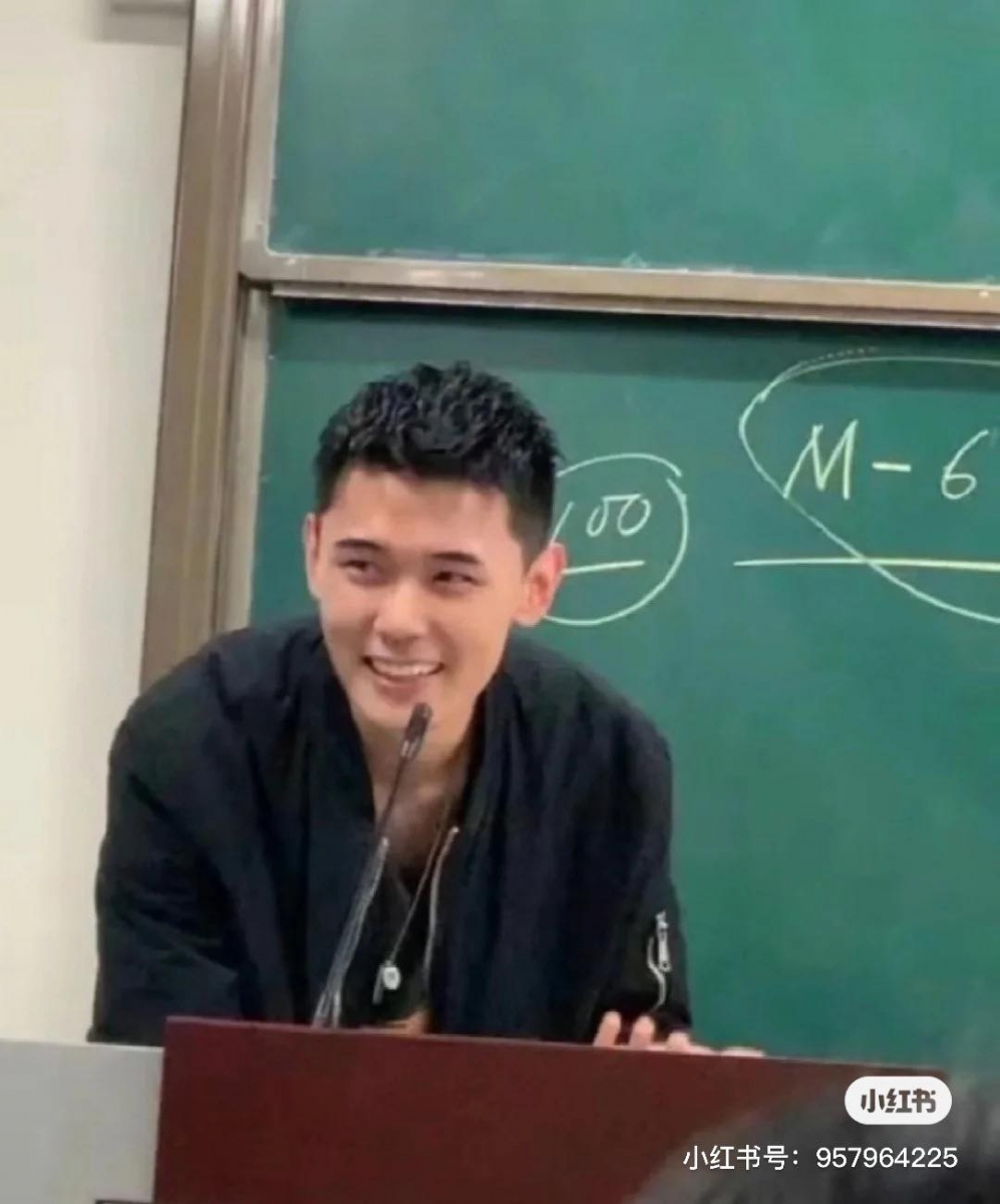 这位数学老师被赞外型酷似新晋男神陈飞宇以及台湾演员邱泽~网民笑称:「要是我的数学老师长这样,我保证上数学课绝对不睡觉!」、「如果我有这样的数学老师我的数学也不至于只靠十几分 ?」