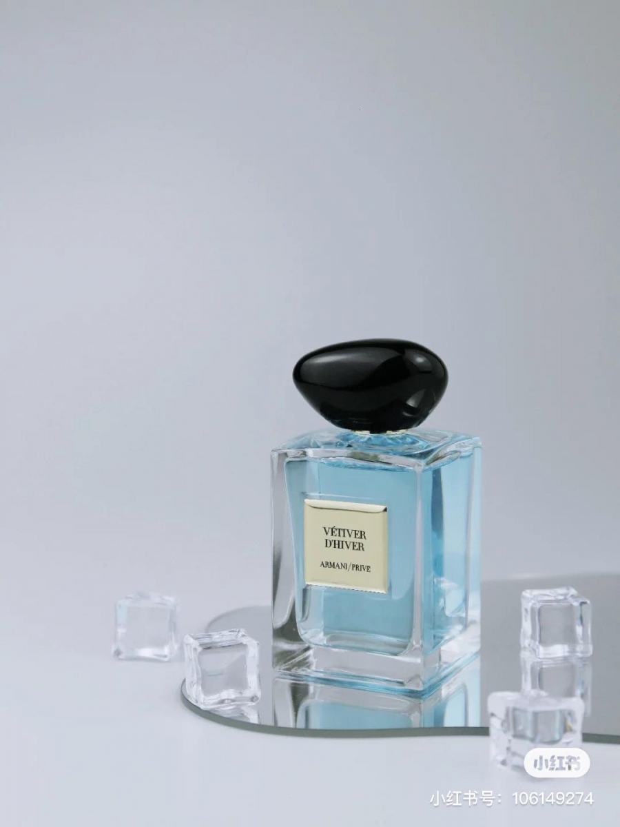 # ARMANI Vétiver d'Hiver Eau De Toilette 经常在小红书上分享香水的博主 @ 爱迪生不吃鱼 如是形容这款冬宫岩兰草香水:「剔透冷冽有干净的气味。开场是湿润清冷的柠檬,中后调的绿叶混着粉红胡椒,冷暖的平衡被巧妙掌控着,尾调迎来干净又温柔的岩兰草。」不仅水蓝色外观给人柔和宁静感,干净的香气也能安抚浮躁内心。