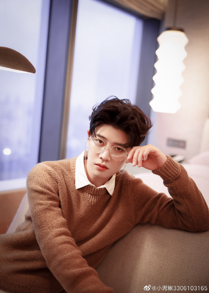 TOP 5 ：任嘉伦 （撩人指数 91.23） 古装半永久男神任嘉伦现代装也帅气值破表，尤其一双会说话、眼神坚毅清澈的双眸真的让人禁不住沦陷～果然是「最会用眼神开车的男明星」无误 ? 最近他的一组眼镜杀帅气照片也值得Girls细品其高颜值，阿编看完都忍不住想喊：「唯有嘉伦深入我心」了～（笑）