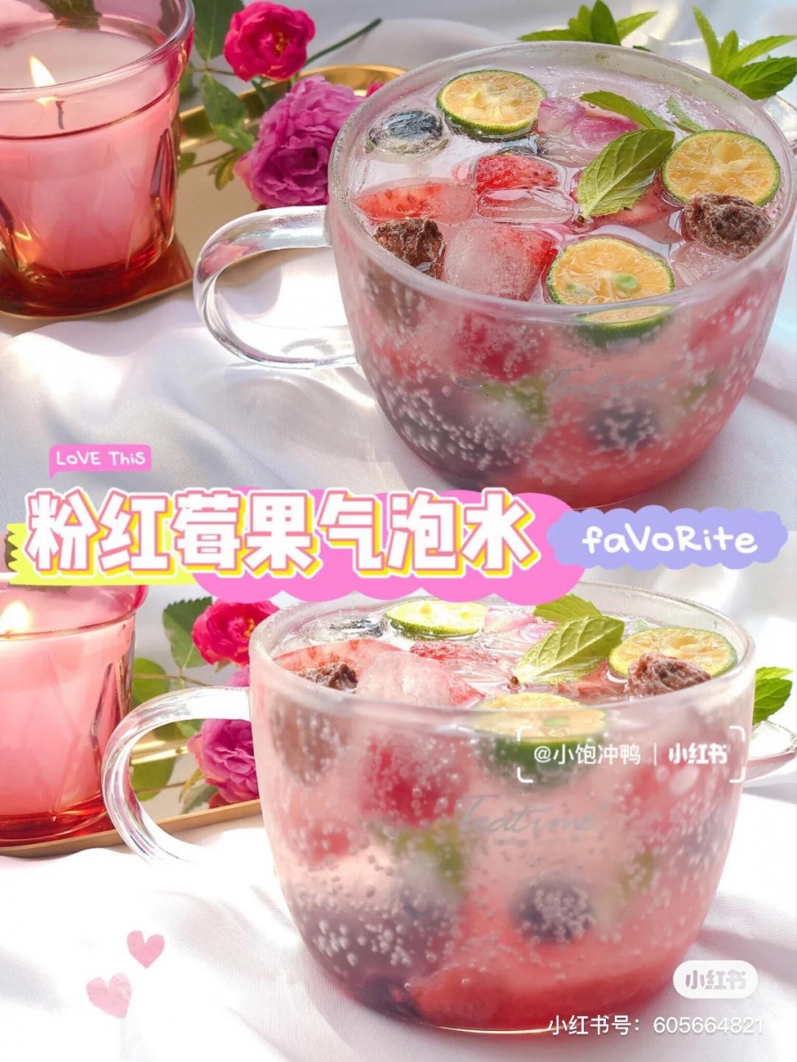 粉红莓果气泡水:渐变粉色系相信大部分女生都会沦陷~闺蜜小聚拍美照很上镜的一款高颜值饮料啊! 材料 & 做法 : 将草莓、树莓、蓝莓、桔子切块放到冰格里,加水预先冷冻4个小时左右冻成冰块状。在被子里放入3勺草莓酱、1勺蓝莓酱,之后放入适量冻好的水果冰块,加入一点青柠片或桔子、话梅以及薄荷叶,最后加入气泡水即可。