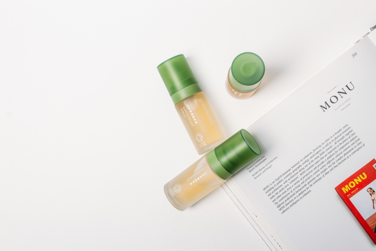 ✨ STEP 1 | 先补水 清洁完脸部后，建议使用成分单纯的水相保养如化妆水或肌底精华，先给肌肤进行补水保湿。 美编私心推荐的「水相保養」➡️ 绿藤生机「活萃修护精华露」