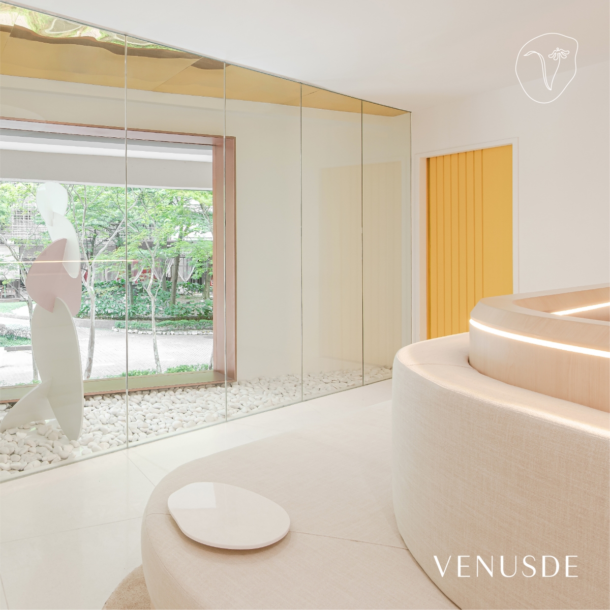 品牌创始人兼首席执行官Emily Loo在宣布可晴作为品牌大使后表示:「非常荣幸能够邀请到可晴作为 VENUSDE代言人;我们觉得可晴本人对美的观念、品味和追求,和品牌理念与形象都全方位契合,迫不及待想和她在来临的一年间展开密切合作!」