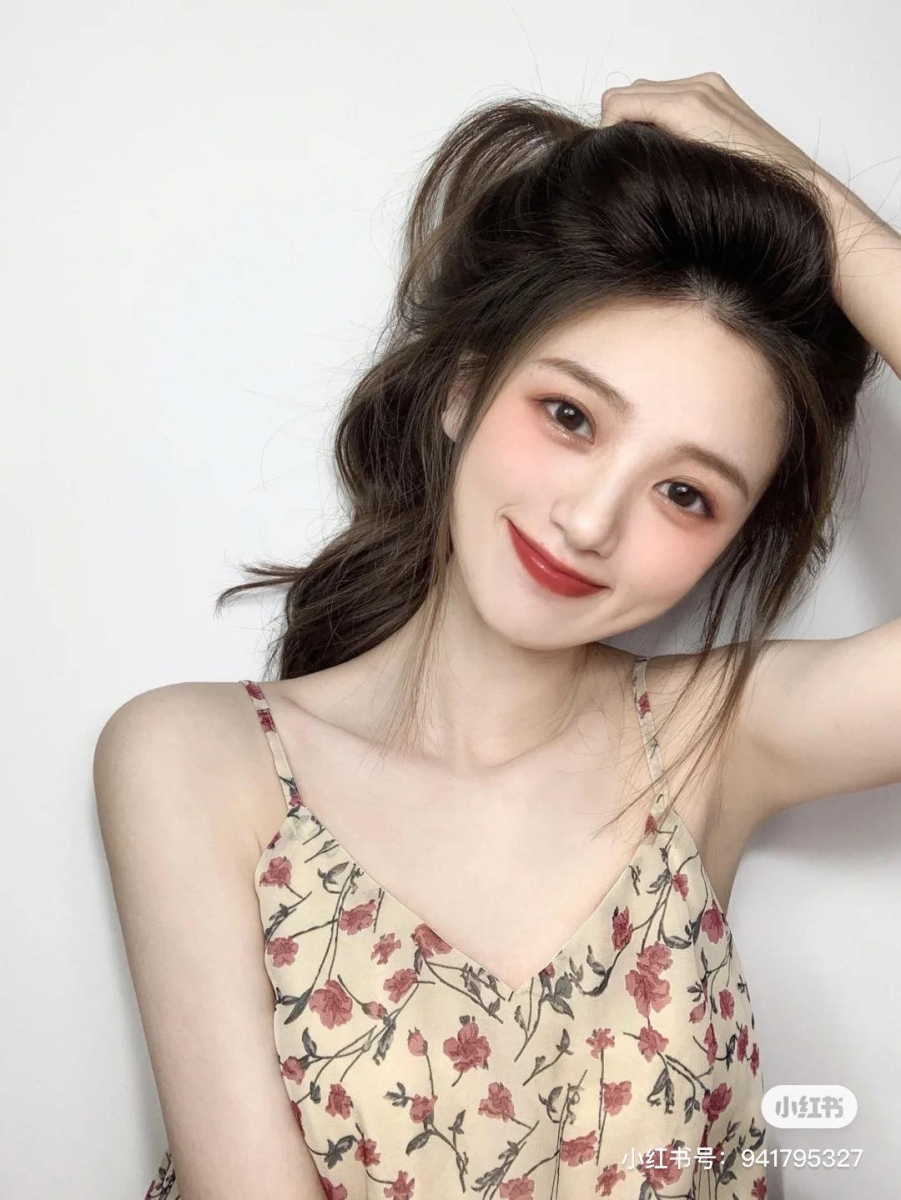 颅顶低、头型扁或发量偏少的女生,平时扎头发很容易头顶扁扁的显得老气没精神~今天这篇发型教程干货,教你在日常绑马尾、丸子头、披肩公主头/半马尾发型时,只需加入一点小技巧就能瞬间视觉更减龄显瘦;中长发和长发女生们记得要好好做笔记学习喽 ♡