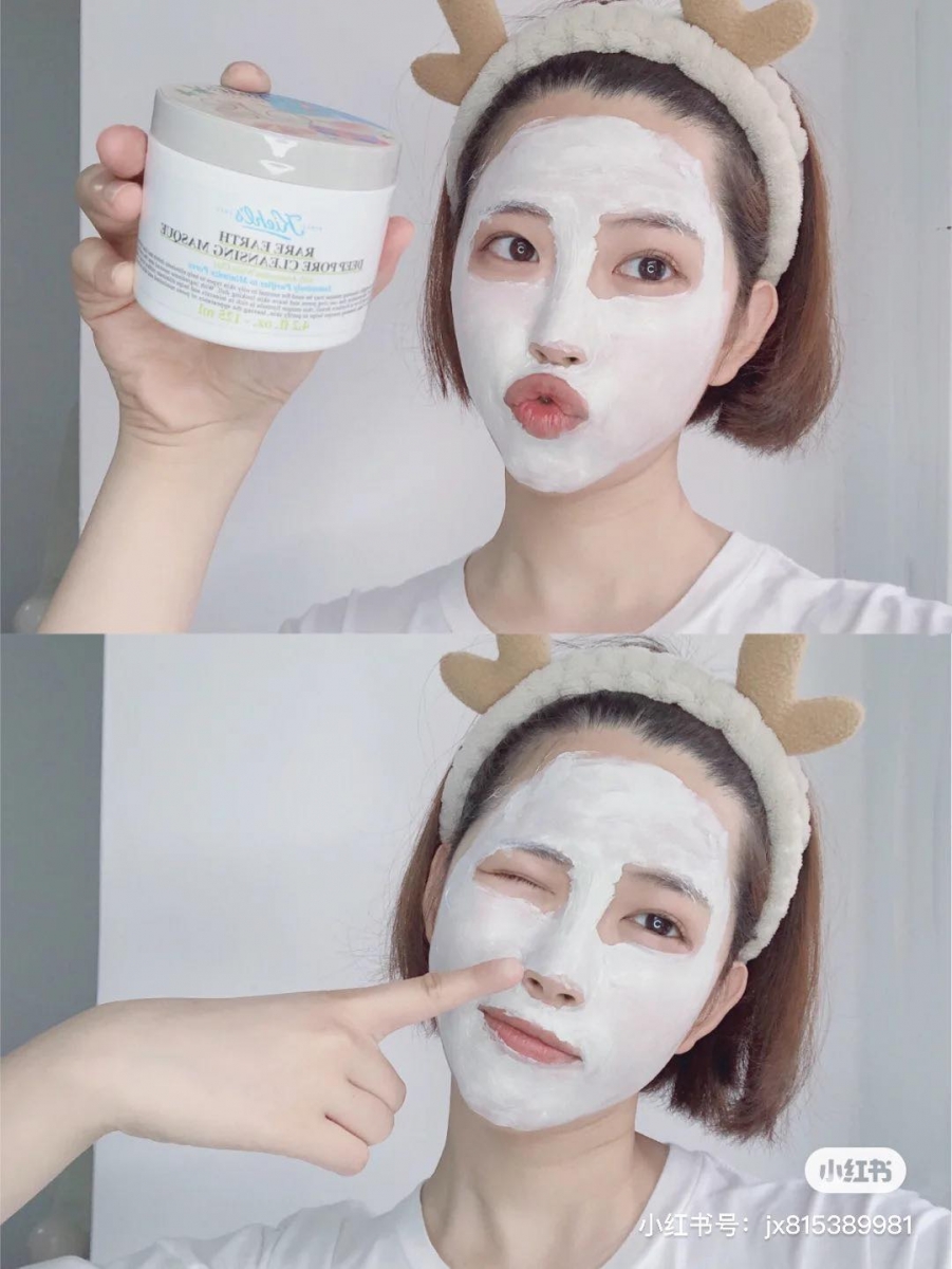 Kiehl's 白泥面膜 Rare Earth Deep Pore Cleansing Masque 被称为「黑头粉刺闭口吸尘机」的亚马逊白泥面膜有很强的吸附力和平衡油脂功效,其中还添加了库拉索芦荟舒缓保湿肌肤,良好清洁吸附脏污的同时也能避免刺激肌肤。 敷白泥面膜前先喷补水喷雾或拍上爽肤水,可以减少对皮肤的刺激;额头、鼻翼、下巴容易长粉刺的位置着重厚涂,5-8分钟后面膜半干微湿状态下就能清洗掉喽~手指用温水打湿、边打圈揉搓按摩边用温水洗净全脸。之后用棉花棒把浮出来的黑头粉刺去干净。最后敷个补水面膜或湿敷镇静功效化妆水即可。