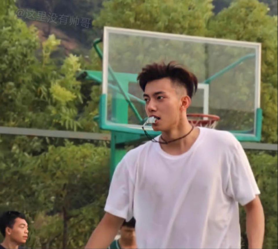 在微博上火了好一段时间的东莞第八高级中学体育老师~网民脑洞大开爆笑表示:「上他课的姐妹记得赶紧假装晕倒,让他马上抱着你跑 ?」
