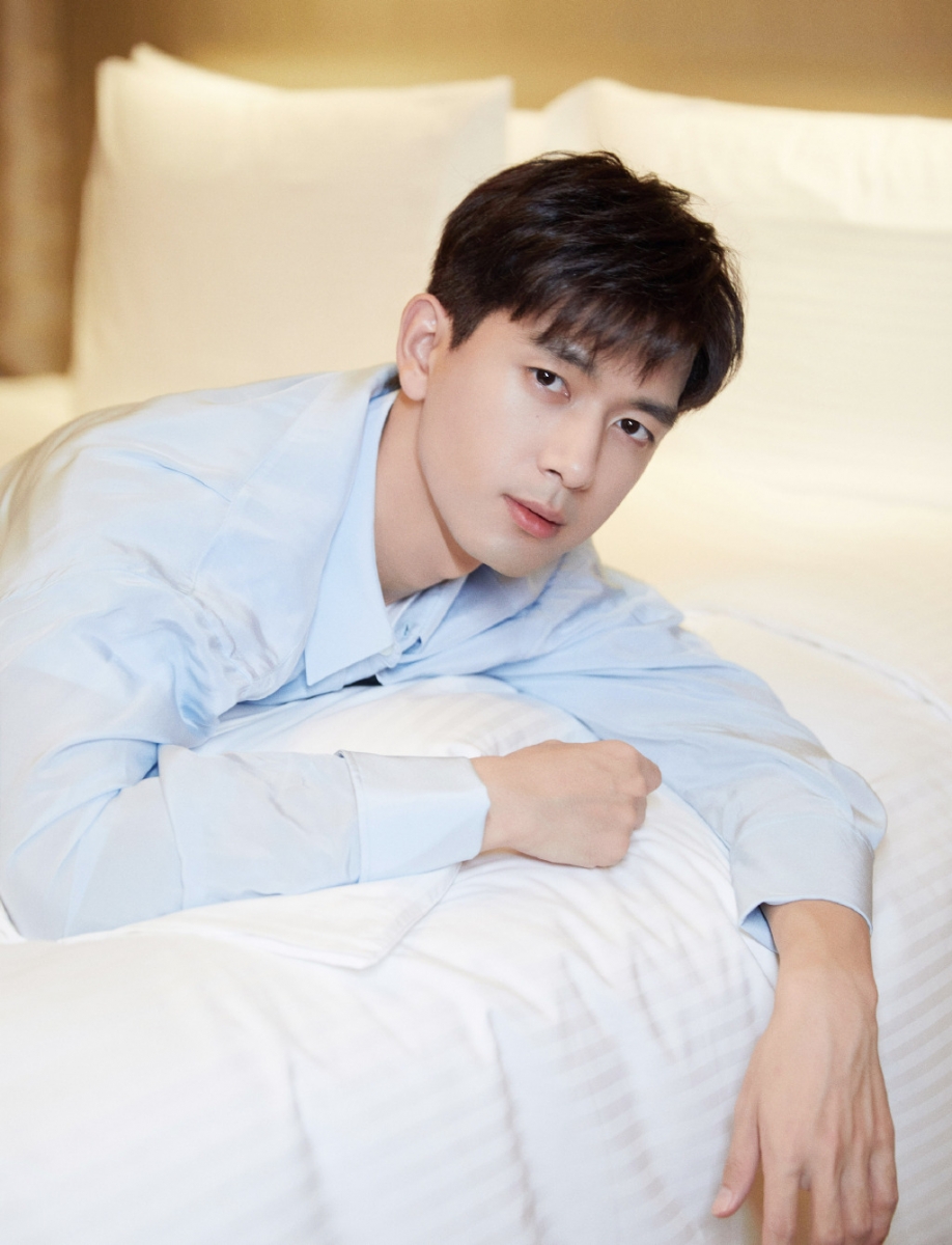 TOP 7 ：李现 （撩人指数 85.64） 去年暑假《亲爱的，热爱的》播出后让「现男友」李现人气暴涨，至今热度不减屡屡霸榜男神排行榜前十。剧中看向小鱿鱼佟年的眼神分分钟令人沉迷；写真和摄影大片中A爆眼神杀让粉丝秒沦陷～不仅帅还是耐看型的现男友，你是不是也被他的魅力所征服、果断被迷住至今出不了坑呢？（笑）