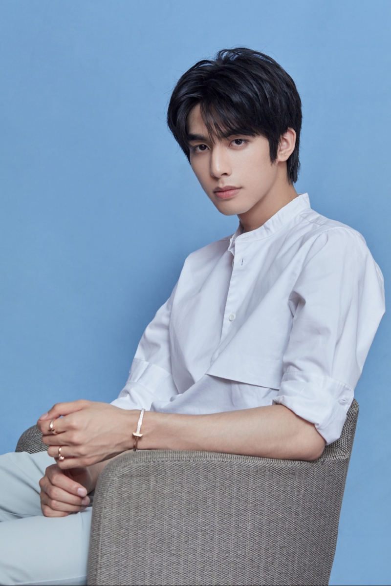 Top 8 :宋威龙 2020霸屏新晋男神宋威龙在《下一站是幸福》、《以家人之名》中都交出很棒成绩单!近日他和井柏然领衔主演的双男主《张公案》释出了先导预告和剧照; 俩人在剧中一官一民联手发掘诡案真相,整体画风、剪辑和服化道质感特别有大电影Feel~期待明年继续被这位未来可期的99年生大男孩霸屏啊!