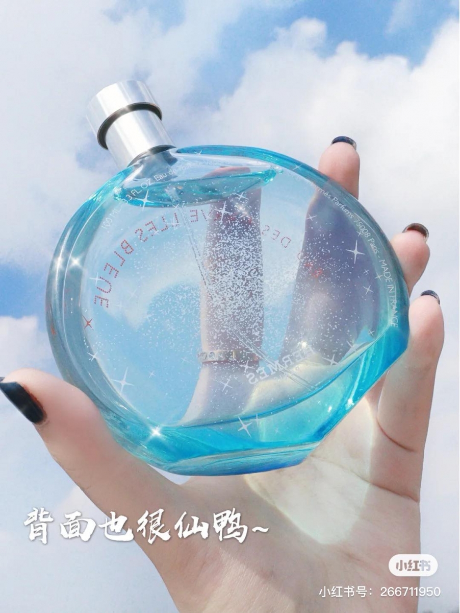 # HERMÈS Eau des Merveilles Bleue Eau de Toilette Hermès家经典香氛之一的这款冰蓝色香氛名字特别梦幻 — 「蓝色橘彩星光」;香气中糅合了木质香和龙涎香的淡香水,充满清新细腻的大自然感香气。瓶身橘彩星光系列犹如白日光辉下的璀璨漫天繁星~