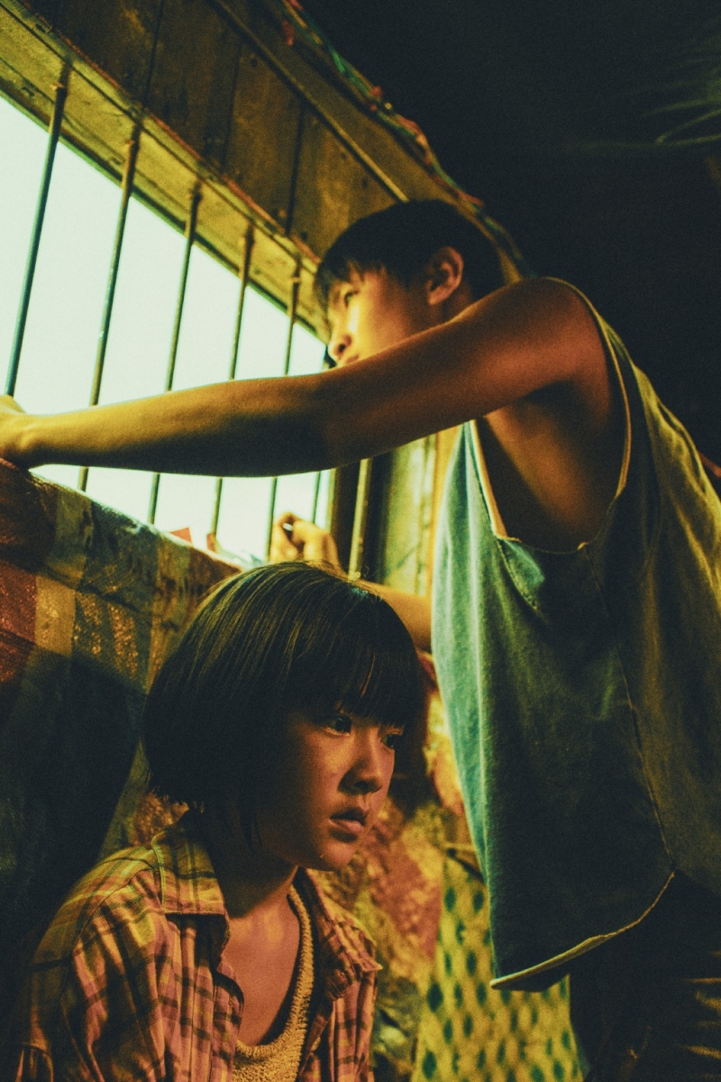 2020年播放指数最高网剧TOP 10:《隐秘的角落》    犯罪悬疑网剧《隐秘的角落》真的是年度必追!该剧开播后网络评分一度冲破9分,不仅成功奠定了市场对“迷雾剧场”的精品印象,也凭借该剧的好口碑让原本主要由流量剧集霸屏的市场风向,渐渐吹向了悬疑色彩浓厚的高质量短剧。    剧中让人细思极恐的剧情发展、主角秦昊以及其他一众大小演员们的精湛演绎表现,让整部剧即便没有呈现过于血腥的画面,却足以让人不禁感觉不寒而栗~