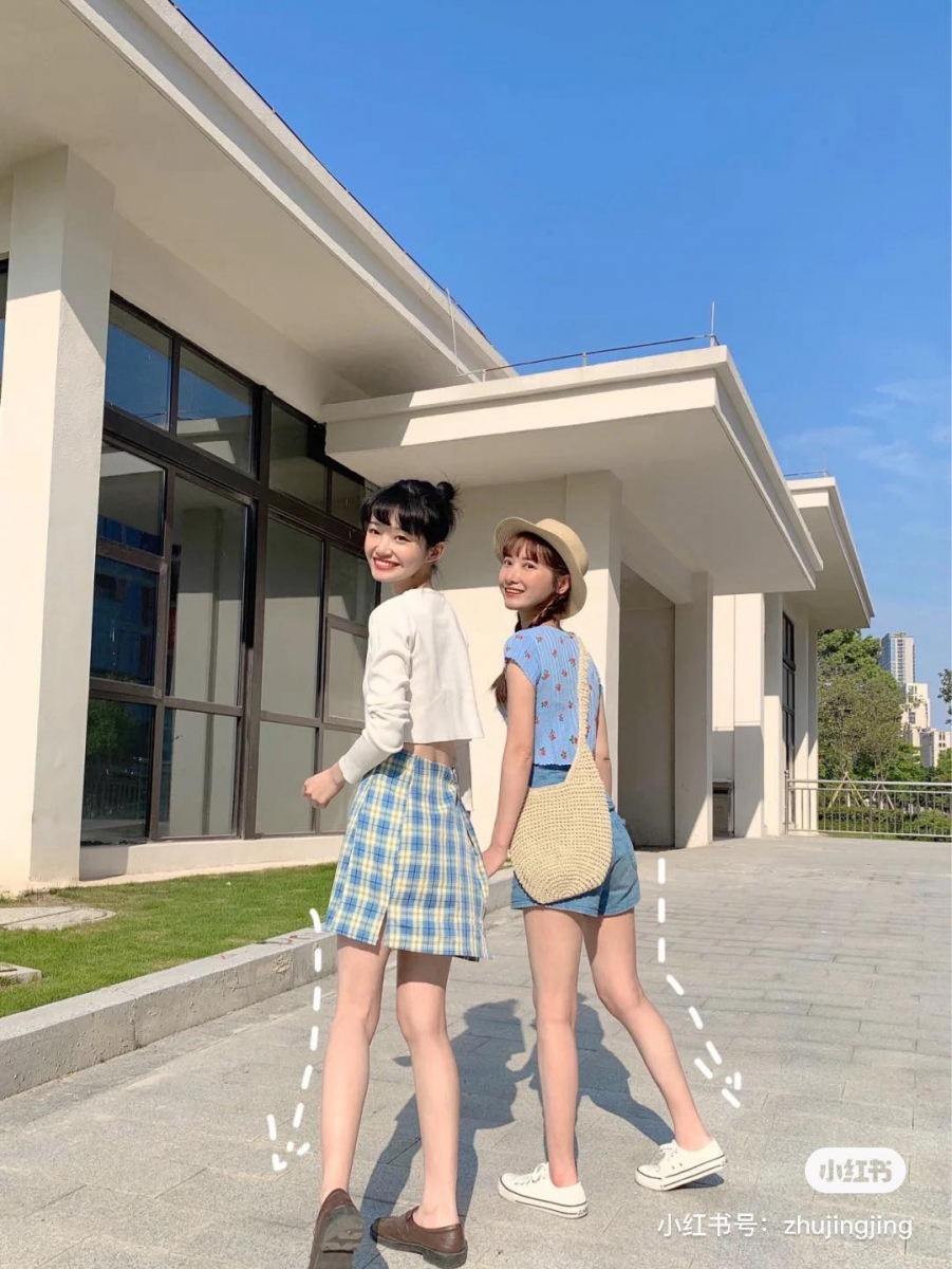 想要双双拍出现高显瘦即视感,掌握诀窍跟着这样拍准没错: