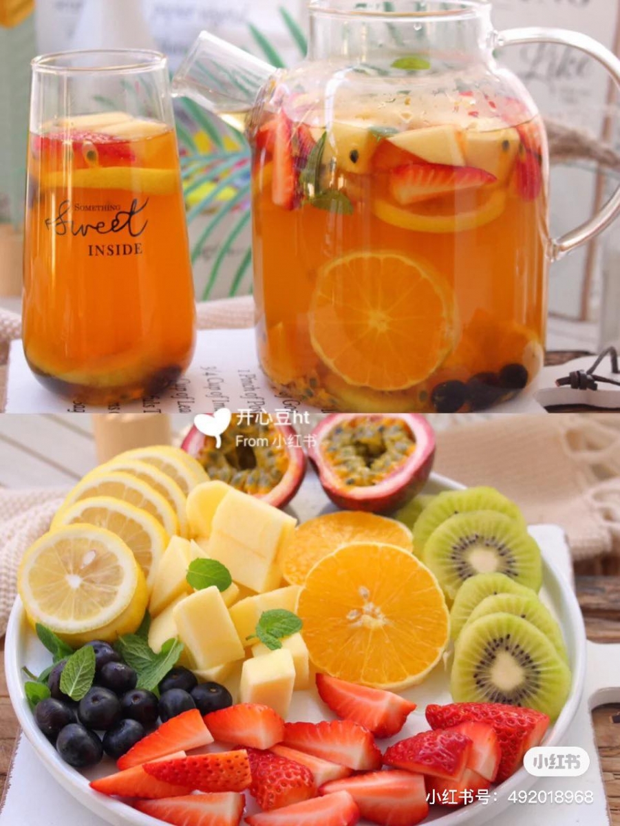 夏日消暑美颜水果茶:清爽酸甜口味加上满满的维C,完全是夏日消暑+美颜必备饮料!而且多喝也不怕发胖哟~ 在茶壶里放入3包红茶茶包加入热水泡5-10分钟;水果可以准备百香果一小颗、柠檬1颗、蓝莓适量、草莓适量、奇异果1颗、橙子半颗、苹果半颗、薄荷叶适量。柠檬用盐巴洗净外皮后切片,其他水果洗净后可以切块处理。将泡好的红茶包取走,红茶里加入一勺蜂蜜,将百香果肉挖出来倒入红茶里搅拌均匀。最后把其他水果倒入浸泡5分钟左右就完成喽~喜欢喝冰饮的话也可以先放到冰箱里冻一冻再喝。