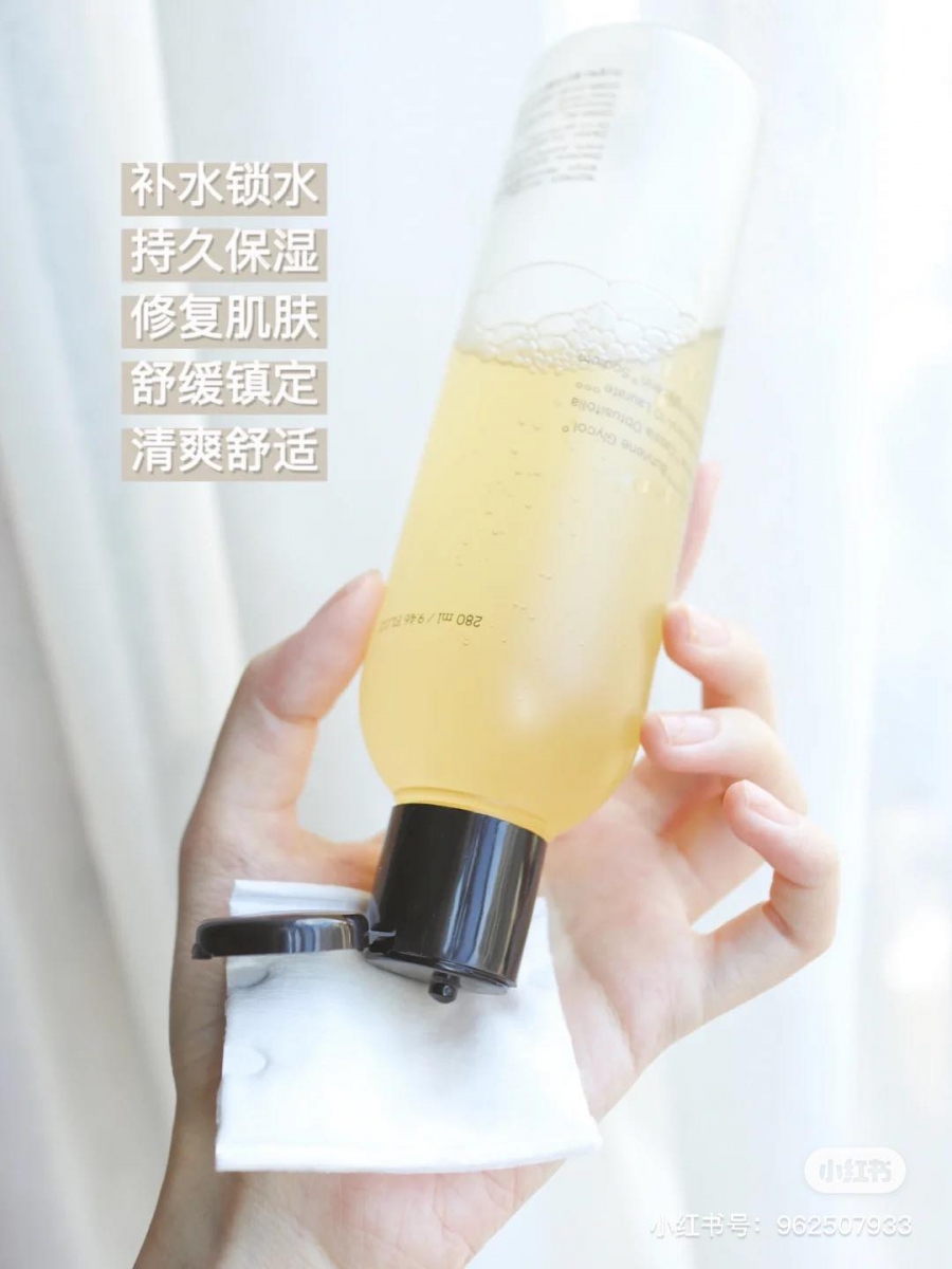 # COSRX蜂胶水 韩国GET IT BEAUTY今年测评排名No.1的「COSRX蜂胶水」,不仅韩妞狂推,在小红书上也有不少博主疯狂安利~蜂胶水中蕴含黑蜂胶和蜂蜜萃取,精华水质地上脸不会太油腻,混合肌甚至可以用它当作化妆水+精华 2in1 使用哟!在提亮肤色、深层补水保湿和紧致肌肤上有明显效果。 适合肤质:干性肌肤、混干性肌肤 推荐用法:适量倒在手心或化妆棉上擦拭涂抹全脸、按摩促进吸收;也可以每3-5天用来进行湿敷一次。