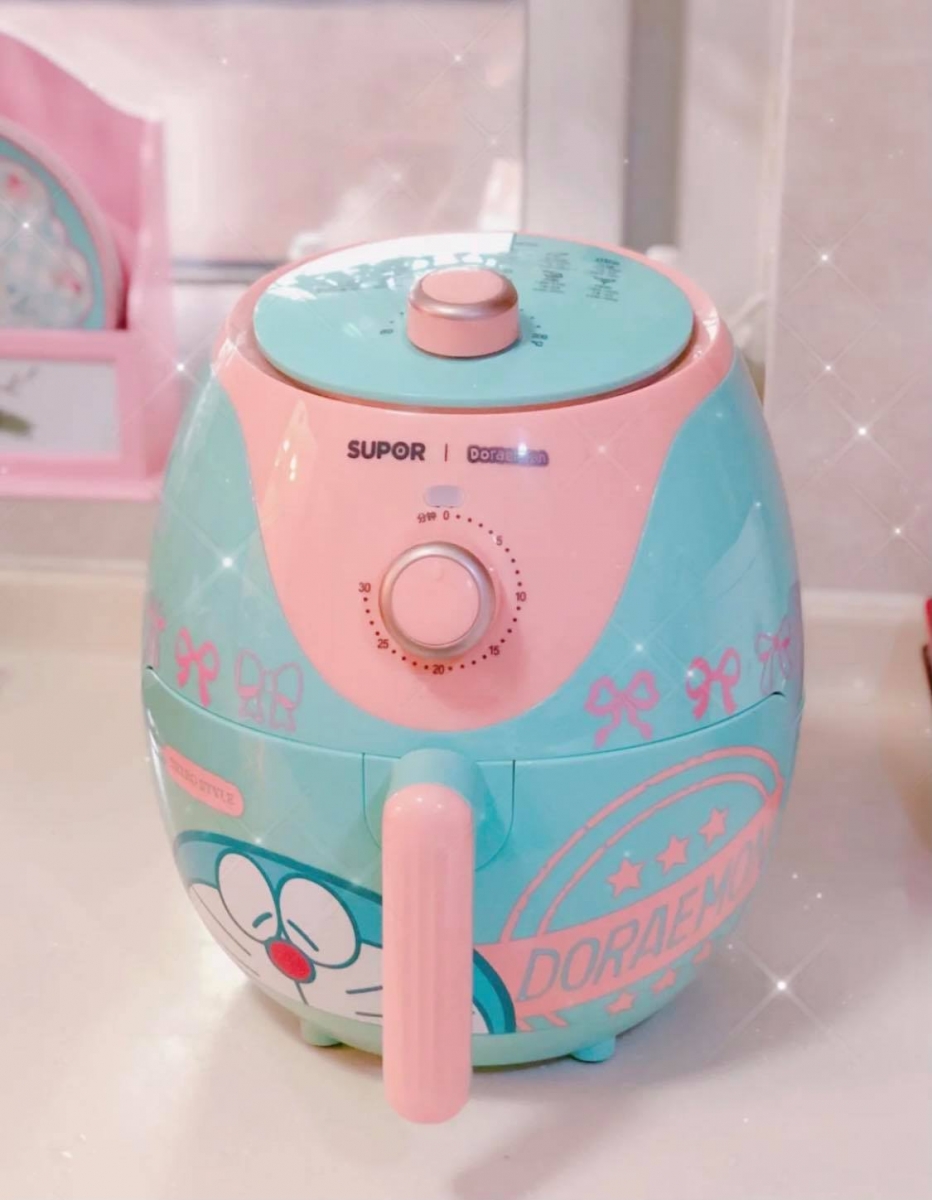 哆啦A梦空气炸锅 >> 参考价格 RM 252.90【点击查看购买详情】 粉x蓝配色撩爆少女心！这款SUPOR空气炸锅容量有3.5L、实用度和颜值兼备，在微博和小红书上掀起很高讨论度呢～