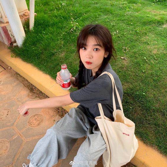 变丑坏习惯 1 :不喝水 不喝水不只会导致皮肤干燥,新陈代谢和排毒能力也会变差;肌肤粗糙毛孔粗大、色斑、暗黄,口臭问题、宿便堆积、变胖等,都会随之找上门!记得一定要每天喝足量的水(1.5Litre左右),如果习惯性忘记喝水,不妨给自己设定喝水闹钟作为提醒。