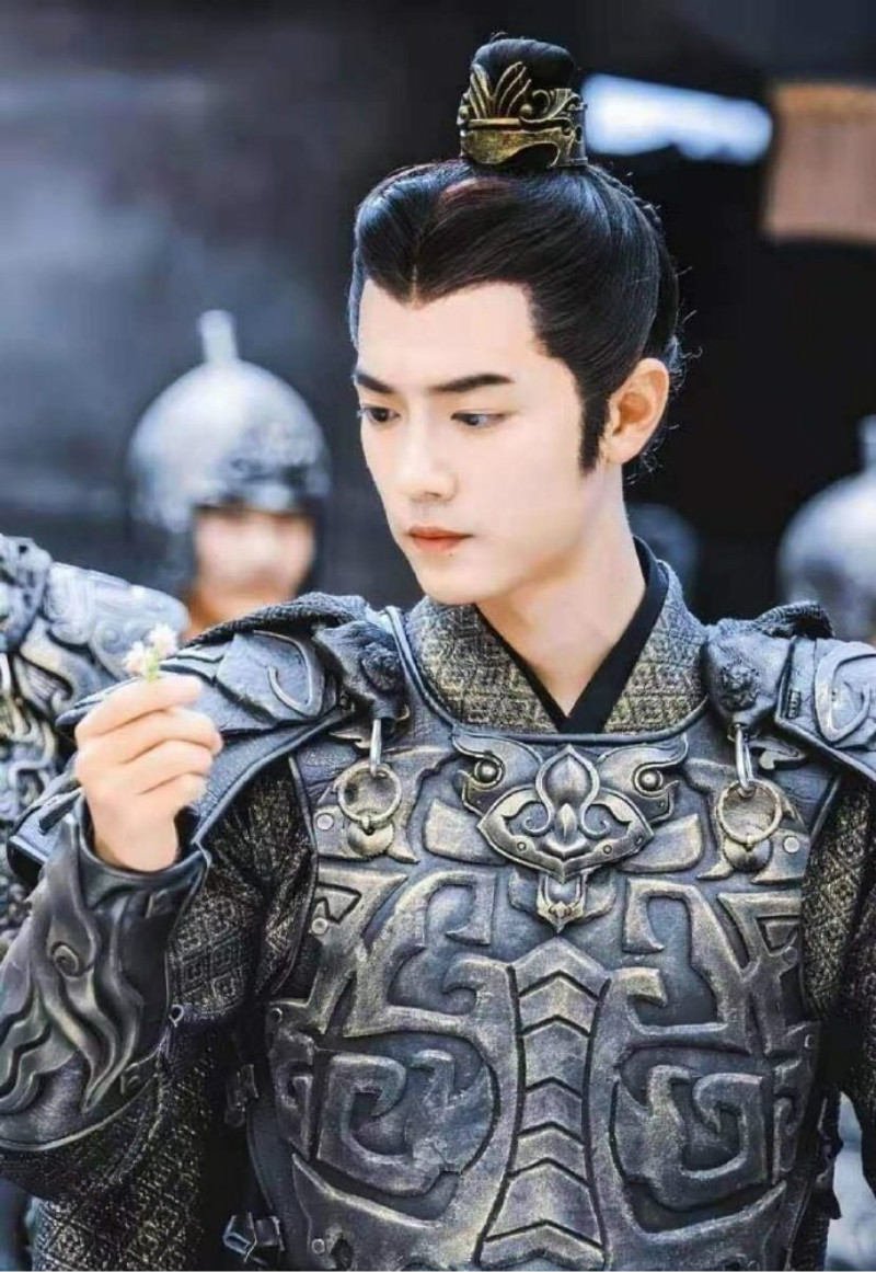 2020年播放指数最高网剧TOP 3:《狼殿下》    上个月刚播出的《狼殿下》在不到一个月的时间里即极身2020年度十大播放指数最高网剧排行榜、排名还是TOP 3,可见肖战、王大陆和李沁这3位主演的超强网络势力!    该剧无预警空降开播+一次上新全集的操作让网民惊讶有惊喜;剧情部分口碑较为两极,整体剧情前期节奏张弛有度、后期感情线内核还是比较倾向了玛丽苏,男女主角被嫌太过恋爱脑。但胜在《狼殿下》主演们演技在线、服化道用心、特效表现亦不错,还是2020年下半年很值得一追的一部作品。