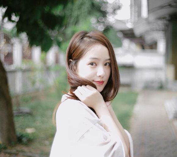 养成会发光美肌秘诀（二）：让皮肤亮白感UP 想要皮肤焕发自然光泽除了要好好清除老废角质，选择一款容易被肌肤吸收且具备亮白效果的精华液绝不能少。Neutrogena® Bright Boost Illuminating Brightening Serum中蕴含姜黄萃取、Accelerated Brightening Complex™ 加速亮白专利配方，以及能够有效加强肌肤代谢、抑制黑色素形成的Neoglucosamine®氨基葡萄糖成分