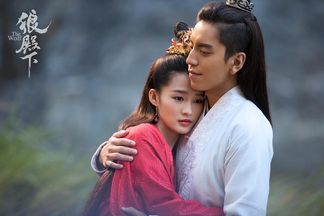 《狼殿下》| 王大陆、肖战、李沁 《狼殿下》不久前不仅无预警空降开播,还一次更新完全集让粉丝们惊喜又惊讶~该剧刚上线不久即刻霸榜2020年度影视剧观看量榜首,也在网上掀起非常高讨论度! 剧情方面讲述了女主角摘星结识了生长于狼群中的「狼仔」,后者一次为救幼狼遭追杀意外失足坠崖,被梁王朱文收为义子封为「渤王」。八年后摘星与渤王重遇,赏金猎人疾冲同时也喜欢上了摘星,昔日好友陷入三角恋兵戎相见。后来疾冲甘心退出,摘星与渤王共同反对苛政、匡扶正义,感情升温之际摘星却发现俩人之间竟有着血海深仇...