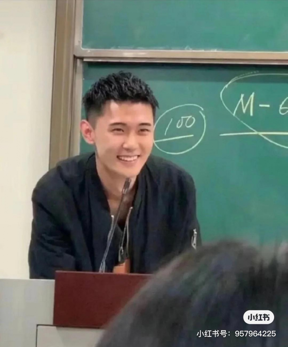 这位数学老师被赞外型酷似新晋男神陈飞宇以及台湾演员邱泽~网民笑称:「要是我的数学老师长这样,我保证上数学课绝对不睡觉!」、「如果我有这样的数学老师我的数学也不至于只靠十几分 ?」