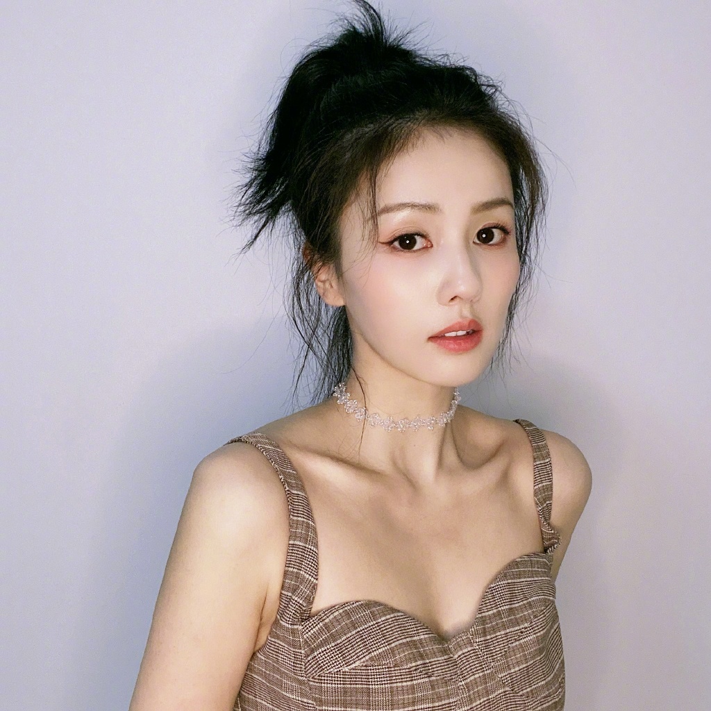 Tips 1 :黑咖啡、薏米水消水肿 女演员上镜最担心水肿显胖,白鹿也不例外~她曾在小红书上提及自己虽然不爱美式黑咖啡的味道,但为了消水肿还是会喝。 除了白鹿以外昆凌、迪丽热巴等女艺人也都曾说过「无糖黑咖啡」是自己的提神+消水肿利器,晨起喝一杯可以加速身体代谢、而且低热量不怕喝胖。此外祛湿排水的薏米水也是很好的消水肿选择~