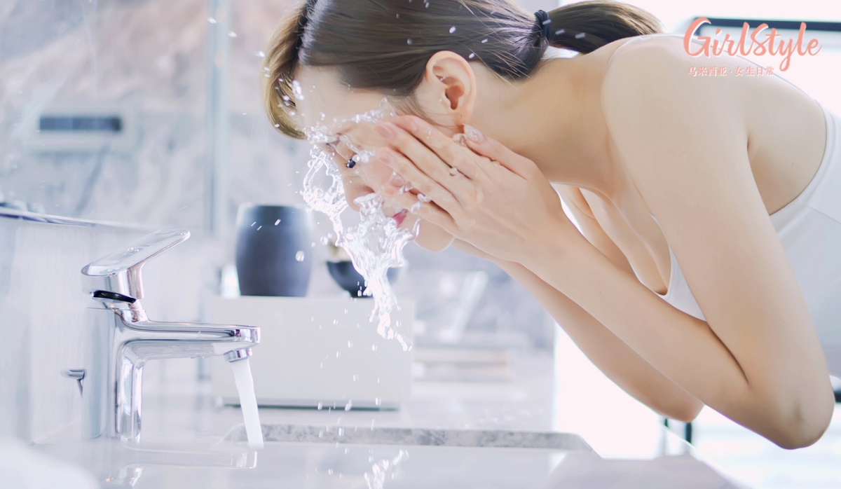 # 正确洗脸Tips 1 :洗脸水温 洗脸水温不能太冷或太热,否则容易给肌肤造成刺激加速肌肤老化。最适当温度大约在接近我们体温的38摄氏度左右。