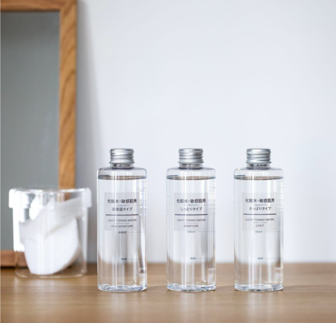 #6 MUJI Sensitive Series Moisturizing Toner Water 敏感肌适用高保湿化妆水: 日韩SNS、小红书上讨论度一直很高的高保湿化妆水系列CP值非常高,在Shopee官方店铺上也是护肤品类销量NO.1~(RM41.90)>> 【点击查看购买详情】