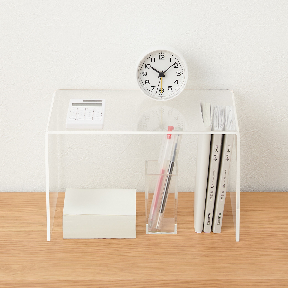 #12 MUJI Arcylic Partition Shelf 亚克力分层架: 橱柜里、桌面上分隔成上下两层厚,轻松让收纳空间UP!而且透明亚克力材质也不影响观感,和各种家居室内风格都适配度很高。(RM39.90 - RM44.90)