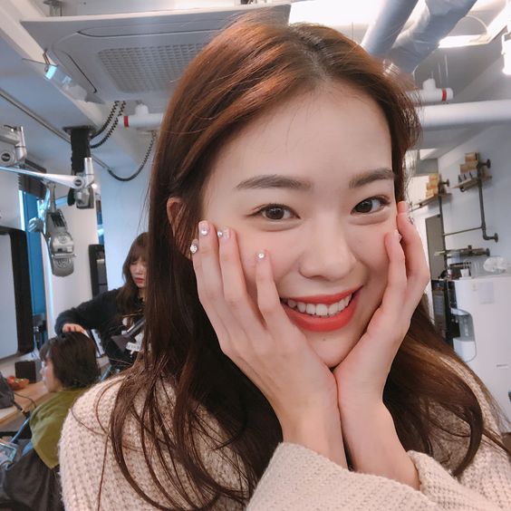 湿敷秘诀 5 :湿敷完还需要上保养品吗? 答案是「肯定需要的」~ 湿敷密集修护下肌肤角质层吸饱了水,后续精华、保湿乳液等保养程序更易吸收+保养效果UP,而且还能更有效将滋养牢牢锁进肌肤里。