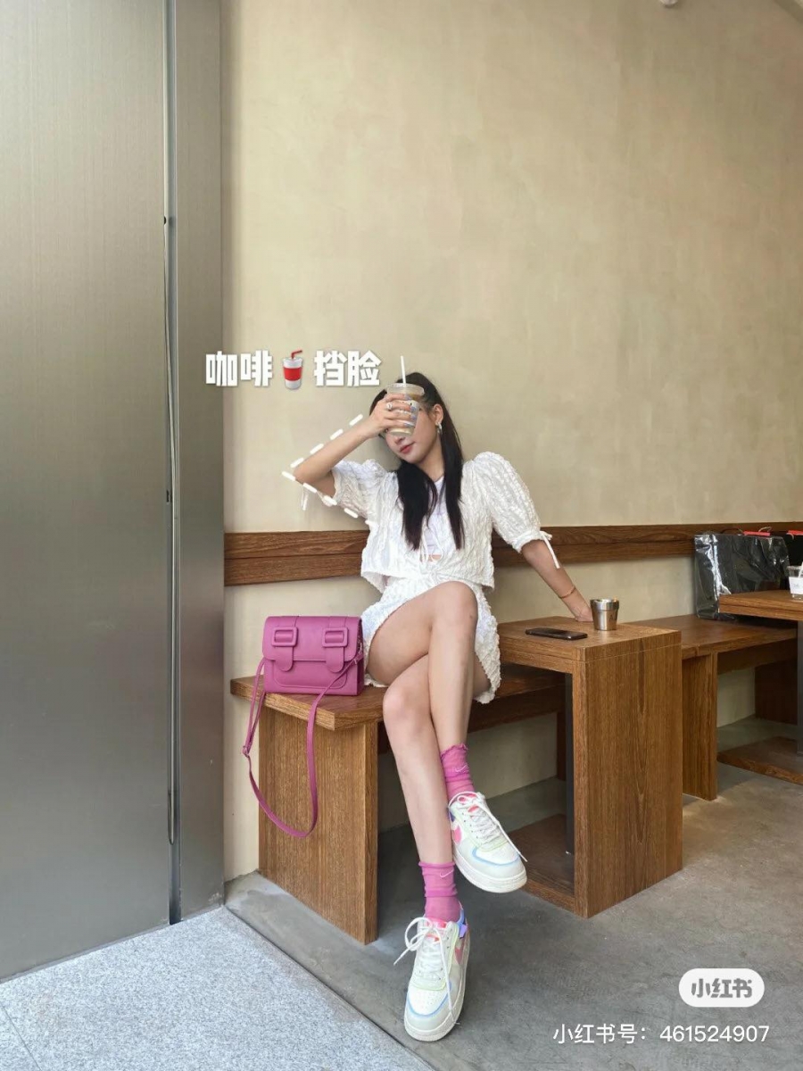 可以和闺蜜这样互拍！随意翘个二郎腿，用反手、手机或茶杯和食物挡脸，INS风美照原地GET～