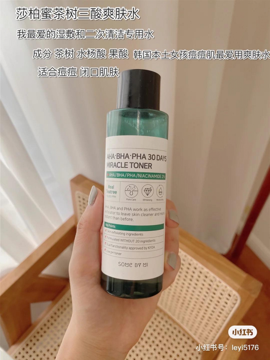 # SOME BY MI AHA BHA PHA三酸茶树护肤水 GET IT BEAUTY 油性肌肤使用护肤水TOP !已通过了痘痘肌肤和肌肤低刺激性测试~其中蕴含茶树精华和三酸成分,可以控油祛痘、去黑头闭口,还可以调节水油平衡;质地透明清爽水状好吸收。 适合肤质:油性肌肤、痘痘肌肤、混油肌肤 推荐用法:洗完脸后用柔软亲肤材质的化妆棉打湿后擦拭全脸即可,镇静舒缓皮肤之余还能达到二次清洁效果。当肌肤爆发痘痘危肌时,可以讲湿敷棉彻底浸湿后局部敷在痘痘上5分钟左右~之后再做后续面膜或面霜保养。