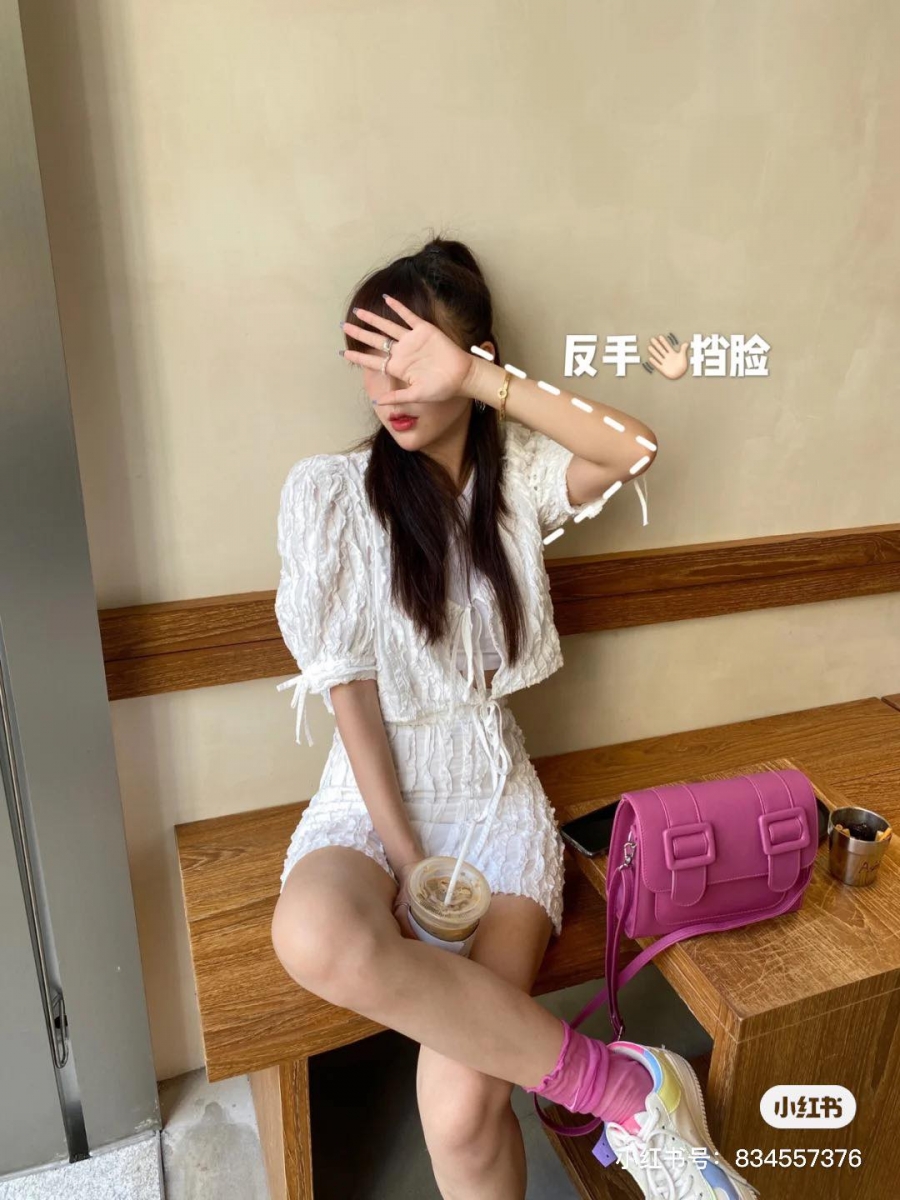 反手挡脸、俏皮抬腿或4字站姿，完美拯救镜头尴尬症～