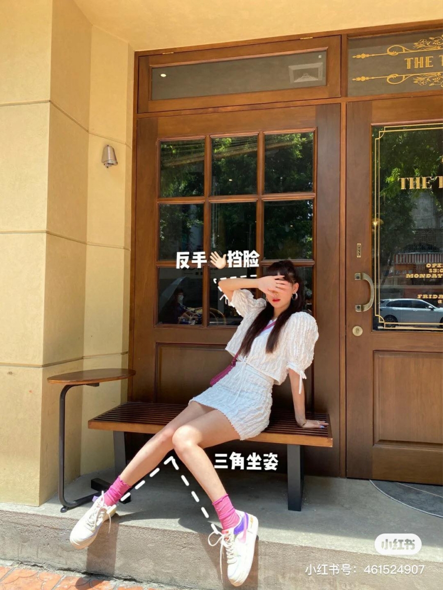 不爱在镜头前露脸的Girls很适合这样拍！三角坐姿反手挡脸，另一首稍微在身后支撑。