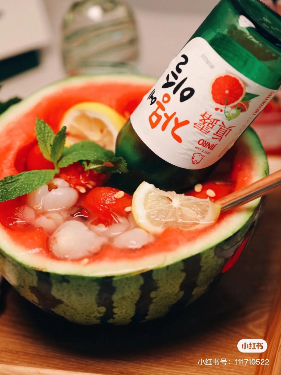 超清爽西瓜荔枝烧酒:西瓜荔枝的香甜融入烧酒香,里头的果肉吸饱烧酒保证一口接一口好吃到停不下来~ 材料 & 做法 :将大西瓜切半后冰镇,罐头荔枝掏出果肉冰镇(新鲜荔枝的话去核冰镇),也可以预备其他自己喜欢的水果如:水蜜桃、橘子、蓝莓。之后从冰箱拿出西瓜把大部分果肉掏起来备用,往里头倒入冰块、水果、几片柠檬和适量薄荷叶,最后倒入适量烧酒(推荐用原味或桃子口味),将还有一些酒的酒瓶插到西瓜里,边喝酒边自动Refill~