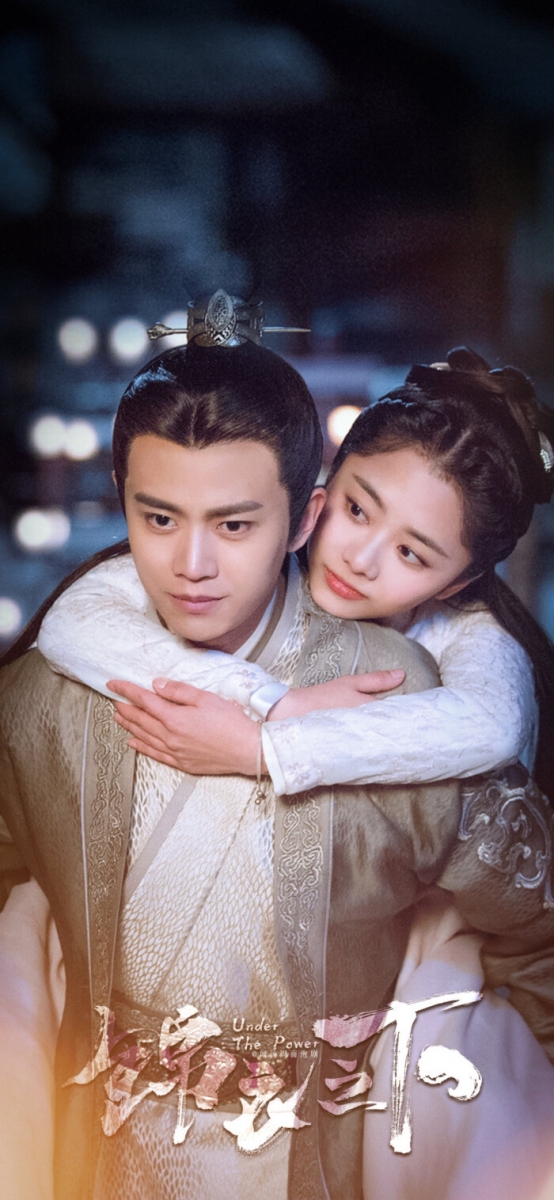 # 年度最受欢迎【人气剧集 TOP 2】：锦衣之下    2019年底开播后人气居高不下的《锦衣之下》，凭借大热姿态收获1千3百多万大众评选票数、收获2020年度电视剧大赏亚军～该剧虽然五毛特效被吐槽、探案剧情也没有铺排得特别出色，但任嘉伦和谭松韵的个人表现和荧幕CP感炸裂，被粉丝笑称是部「被神仙选角、靠谱主演拯救的剧」? 敲完希望CP感满满的任嘉伦和谭松韵有机会再合作啊！