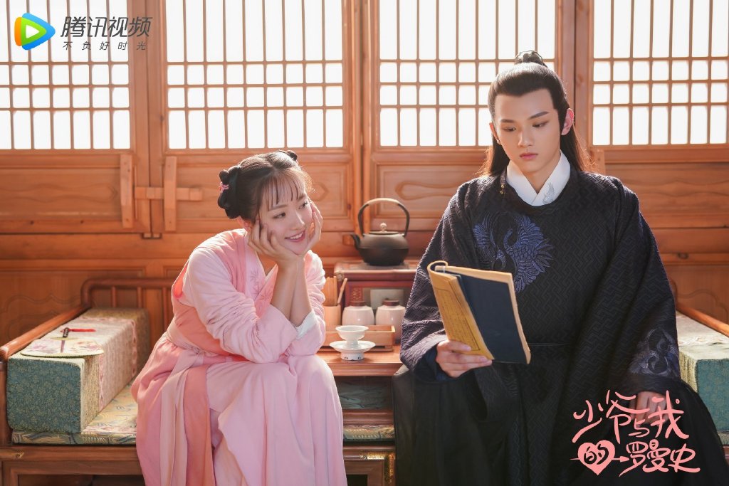 12月必追剧 #5 :《少爷与我的罗曼史》 《少爷与我的罗曼史》是近期讨论颇高的一部小成本制作甜宠剧,服化道、故事线和主演表现都很不错!不少网民大赞这部是「真香剧」,原本以为剧情会很狗血玛丽苏,但整体节奏欢快不拖沓还笑点十足~ 故事讲述卖花女苏小晚阴差阳错和顾府大少爷顾言夕签订兄妹契约,摇身变成了顾家小姐「顾婉儿」。麻雀变凤凰的经历没有她想象中的美好,府中不仅要和顾大少爷见招拆招斗智斗勇,还要面对少爷「侍女粉丝团」和当家主母的处处刁难~面对高冷腹黑大少爷、暖男二少爷顾子谦的不离不弃,搞笑浪漫的顾府三角恋情就此展开~