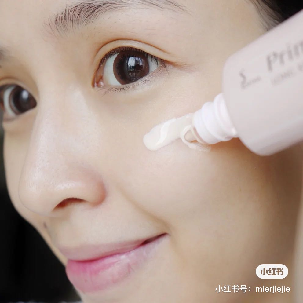 # 5 Sofina妆前打底乳 （RM54.50） >> 【购买链接】 连续9年霸榜日本控油妆前乳No.1的「控油王」，特别适合油皮入手；上脸瞬间哑光，有润色提亮修饰毛孔粗大的效果，让平时容易狂出油的肌肤上妆更服帖持久。