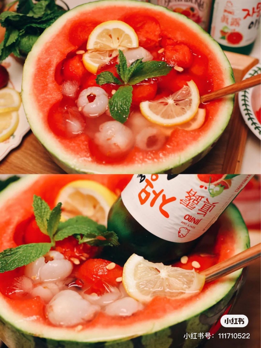 超清爽西瓜荔枝烧酒:西瓜荔枝的香甜融入烧酒香,里头的果肉吸饱烧酒保证一口接一口好吃到停不下来~ 材料 & 做法 :将大西瓜切半后冰镇,罐头荔枝掏出果肉冰镇(新鲜荔枝的话去核冰镇),也可以预备其他自己喜欢的水果如:水蜜桃、橘子、蓝莓。之后从冰箱拿出西瓜把大部分果肉掏起来备用,往里头倒入冰块、水果、几片柠檬和适量薄荷叶,最后倒入适量烧酒(推荐用原味或桃子口味),将还有一些酒的酒瓶插到西瓜里,边喝酒边自动Refill~