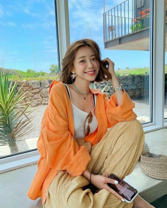 朋友圈和Instagram上朋友们外出旅行、Cafe探店打卡时拍的照片都美美的，自己大多数只能拍到NG废片？今天这篇教程帖，专门来拯救拍照姿势尴尬、不懂得摆Pose的你 ♡ 马上Tag出男朋友或小姐妹一起学～下次JIO出门一起旅游或Cafe打卡时，互相帮忙拍出好看还显瘦的美照吧：