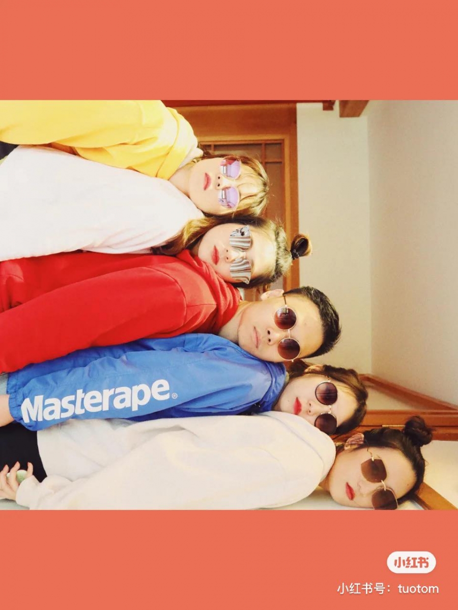 #闺蜜团拍照姿势参考:团体聚会沙雕搞怪合照少不了!拍的过程绝对捧腹大笑但镜头前绝对要记得做好表情管理啊(笑)