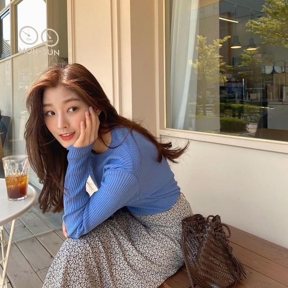 出门探店、到各种好看的Cafe打卡当然少不了「拍美照」环节啦！今天来给爱拍照、或是想拍美照但不擅长摆Pose的Girls分享一系列「Cafe打卡专用」万能拍照姿势，赶紧分享给小姐妹们一起收藏这篇，出门互相给对方拍出Insta Worthy美照吧！