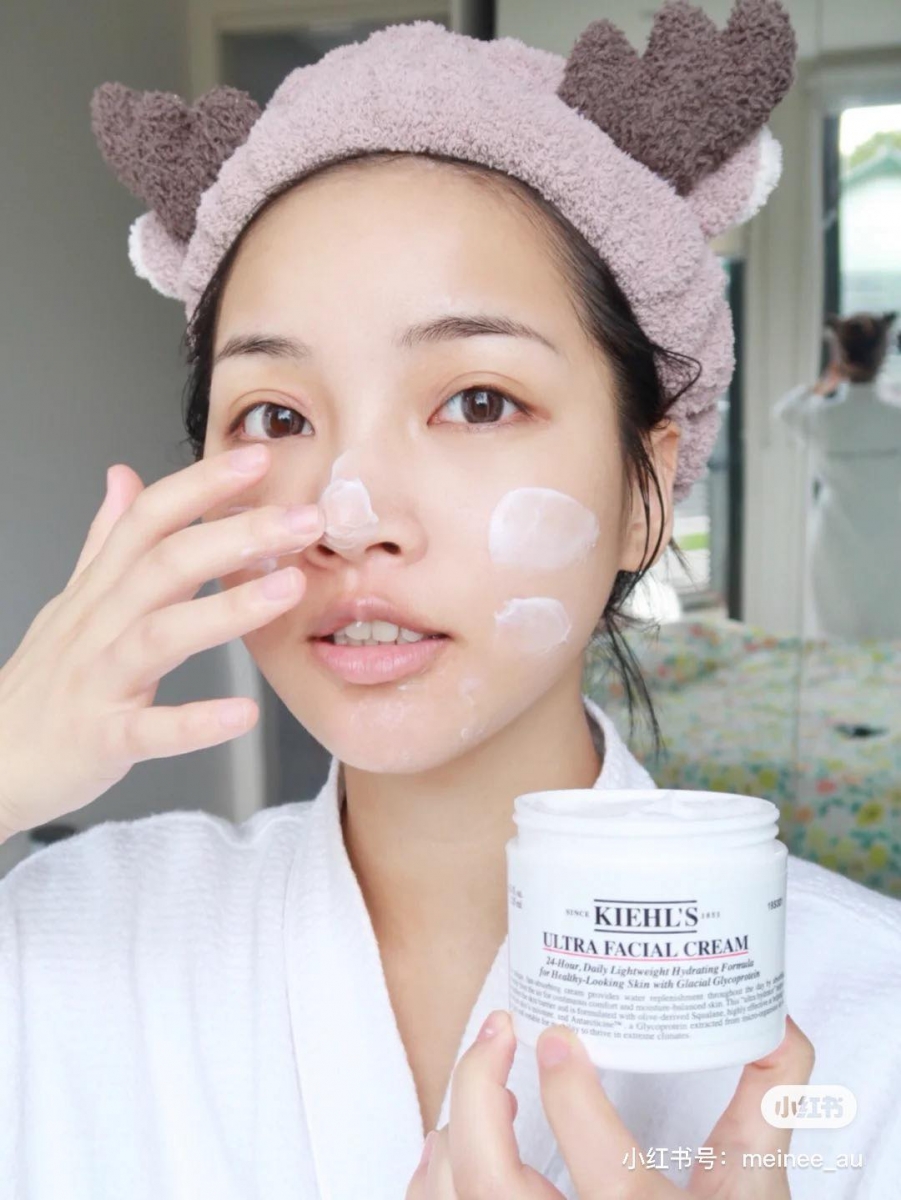Kiehl's 高保湿面霜 Ultra Facial Cream 高保湿面霜相信大家都不陌生,在韩国还是很有名的「空姐霜」哟!其中所含鲨烯精华以及冷冻冰川保护蛋白成分保湿补水和修复力极佳,干敏肌绝对值得入手!干皮星人最容易遇到底妆「不吃妆」问题,妆前使用这款保湿面霜后可以明显感受底妆服帖度UP!作为大干敏皮的欧尼推荐了自己的独家用法:将粉底液和高保湿面霜1:1比例调和后上脸,底妆效果更佳~