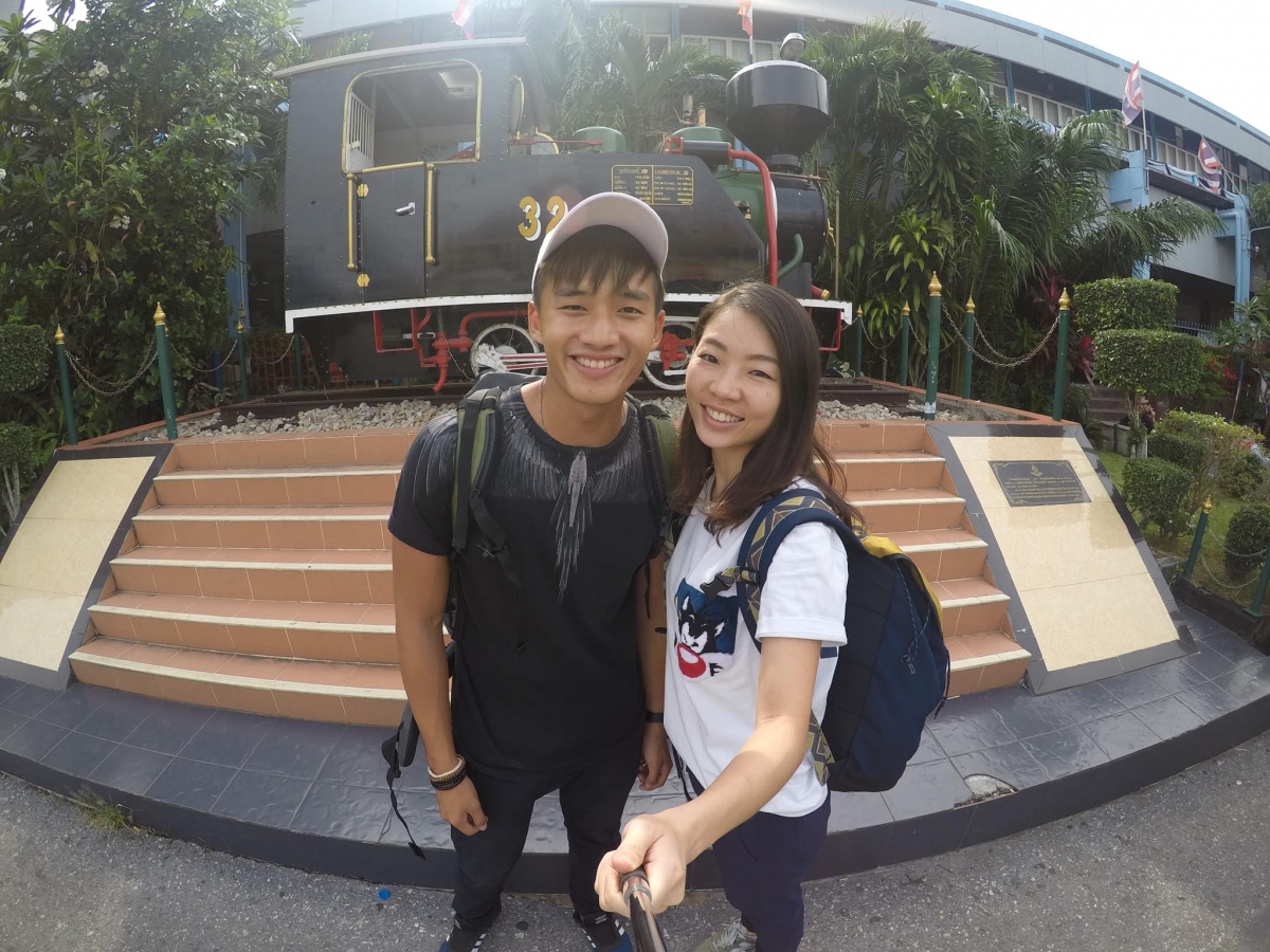 阿哲帖文中浪漫写道：「一生中竟然遇到一位愿意陪我疯狂/冒险/热血和无条件支持我的人，一定要好好珍惜」；「花需要阳光，我会愿意成为你一辈子的太阳。你的梦想和目标，想做的事情，我都会一直陪着你。」