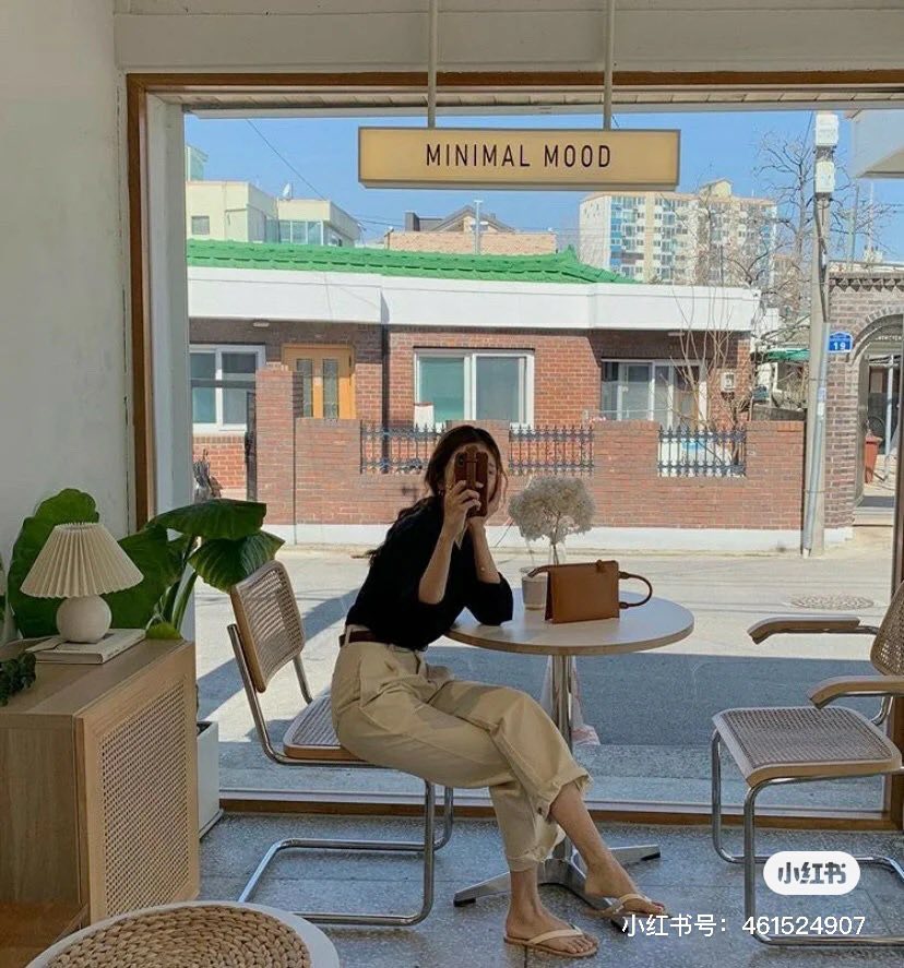 可以和闺蜜这样互拍！随意翘个二郎腿，用反手、手机或茶杯和食物挡脸，INS风美照原地GET～