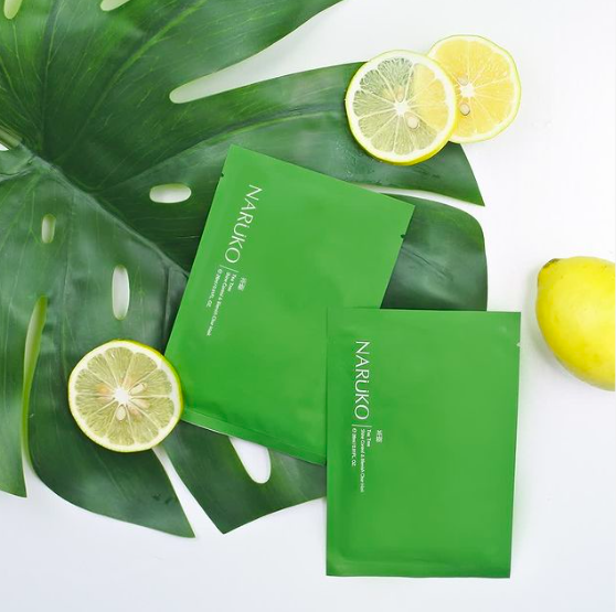 # 1 NARUKO Tea Tree Shine Control & Blemish Clear Mask 茶树黑面膜 (参考价格 RM) >> 点击查看购买详情 台湾Watsons公开本年度最热卖保养品,荣登冠军宝座的正是这款NARUKO茶树黑面膜;它能有效帮助调节肌肤油脂分泌和净化毛孔、摆脱狂出油肌肤,进而收敛因为肌肤出油导致的粗大毛孔、改善粗糙肤质;而且敷上脸后感觉凉凉的特别清爽,堪称女生们的「战痘、去油腻肌神队友」!