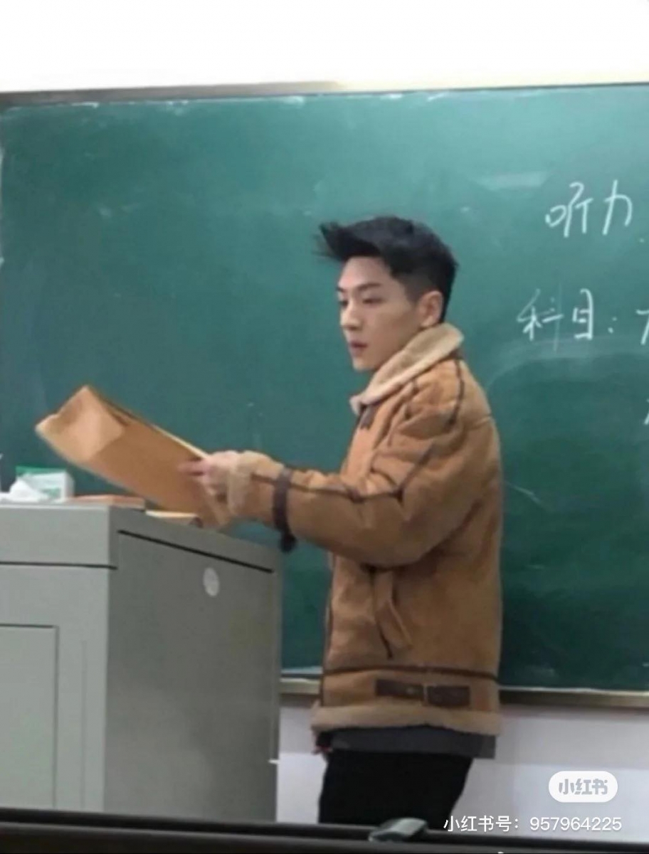 另一位有点撞脸直播一哥李佳琦、在大学任教的高颜值韩语老师,监考期间被学生偷拍照片发上小红书后掀起热议;侧颜也被指和张艺兴很神似。
