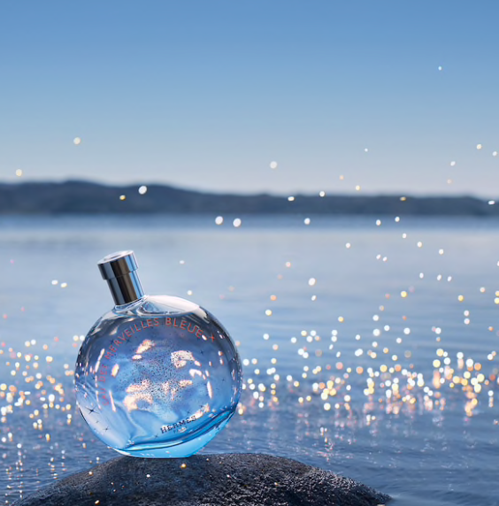 # HERMÈS Eau des Merveilles Bleue Eau de Toilette Hermès家经典香氛之一的这款冰蓝色香氛名字特别梦幻 — 「蓝色橘彩星光」;香气中糅合了木质香和龙涎香的淡香水,充满清新细腻的大自然感香气。瓶身橘彩星光系列犹如白日光辉下的璀璨漫天繁星~
