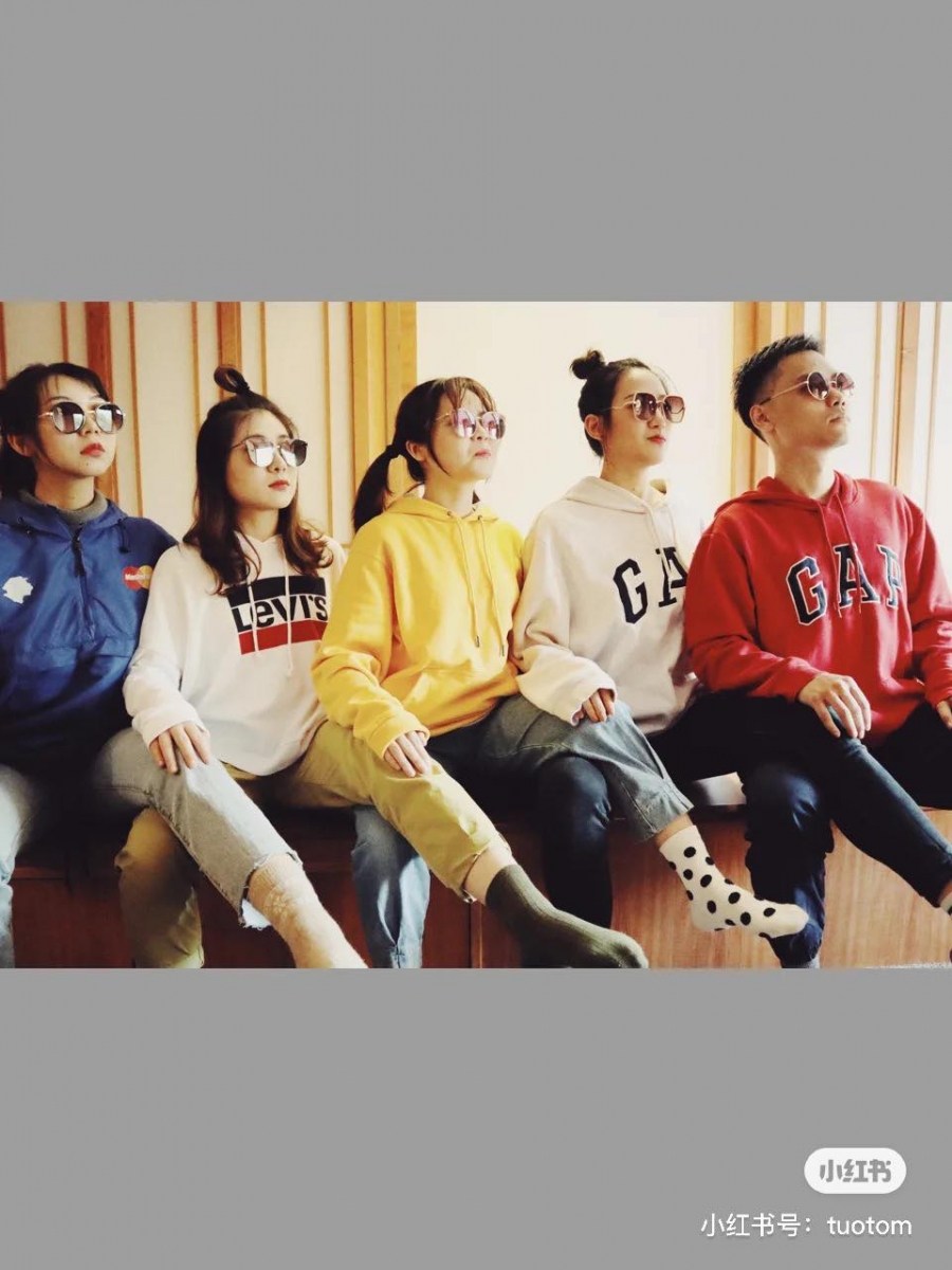 #闺蜜团拍照姿势参考:团体聚会沙雕搞怪合照少不了!拍的过程绝对捧腹大笑但镜头前绝对要记得做好表情管理啊(笑)