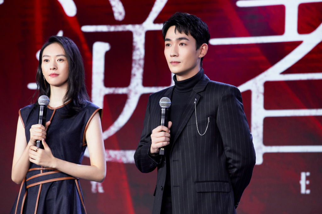 Top 2 :朱一龙 颜艺俱佳的居老师朱一龙向来演技实力毋庸置疑!今年他的影视作品《重启之极海听雷》收视成绩超强,是公认的年度必追好剧~《亲爱的自己》虽剧情平价两极化,但朱一龙本身在剧中的表现依然一如既往的好,将人物诠释得十分饱满、情绪递进过程层次感丰富。 来年他和《三十而已》「顾佳」童瑶合作的年代谍战剧《叛逆者》有望播出,两位好演员携手合作。相信很大机会成为爆款神作啊!